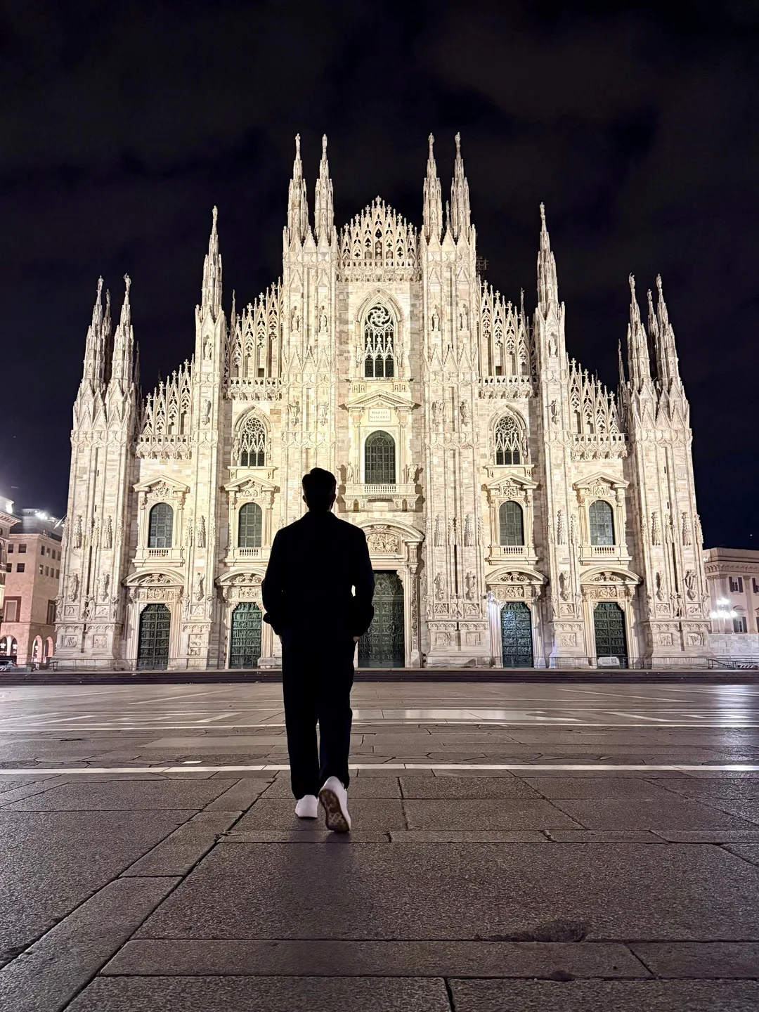 Duomo de Milão iluminado à noite durante a Semana de Design de Milão 2026